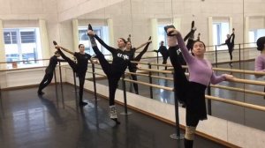 Комбинация-РОНД ДЕ ЖАМБ ПАРТЕР У ПАЛКИ-УПРАЖНЕНИЕ КЛАССИЧЕСКОГО ТАНЦА