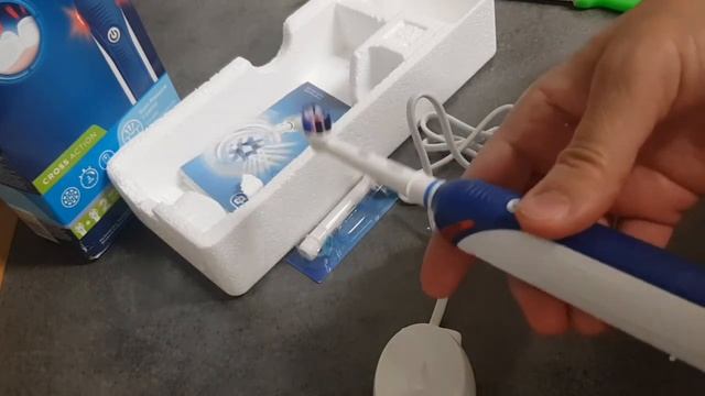modèle de brosse à dents électrique Oral -B Pro 2 2700 BRAUN Idées cadeaux смотреть онлайн