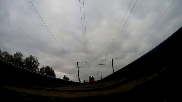 Тепловоз проезжает над камерой на железной дороге смотреть онлайн