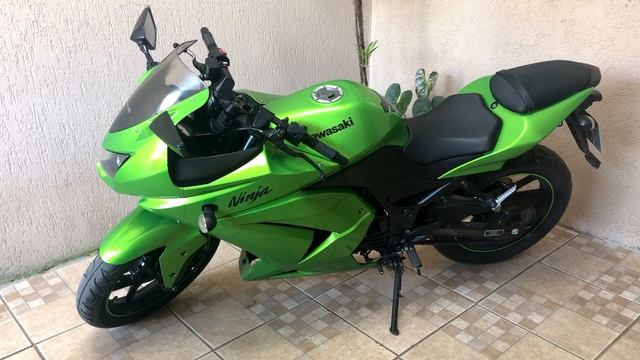 Controle de portão na farol alto da Kawasaki Ninja 250R. смотреть онлайн
