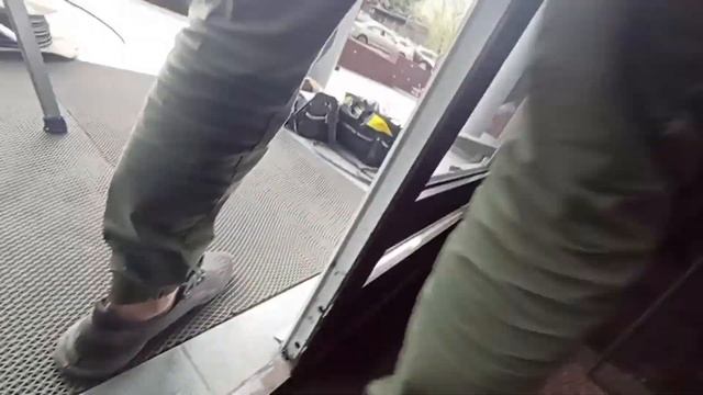 Поднимаем провисшую алюминиевую дверь перепакечивание Ставим шпингалет #секретыоконщика смотреть онлайн