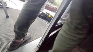 Поднимаем провисшую алюминиевую дверь перепакечивание Ставим шпингалет #секретыоконщика