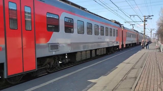Электропоезд ЭП2Д-0093 отправляется с о.п. Совхоз Бердский смотреть онлайн
