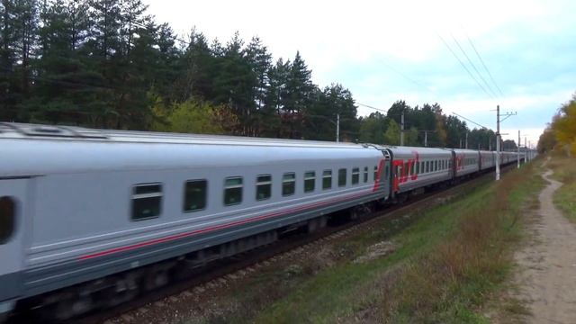 Приветливая бригада на электровозе ЭП20-011 со скорым поездом №166 "Москва - Симферополь"🖐🏻 смотреть онлайн