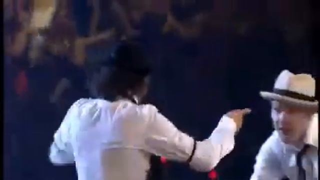 We Speak no Americano - live.mp4 смотреть онлайн