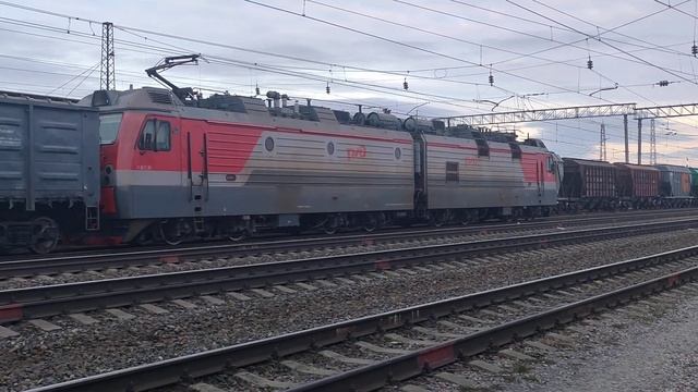 2ЭС5К-251,с составом из полувагонов, медленно заходит на станцию Апатиты,20.05.2022г. смотреть онлайн