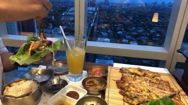 Travel Vlog: Why I love this Korean Revolving Restaurant (Seoul Sky Revolving Restaurant) смотреть онлайн