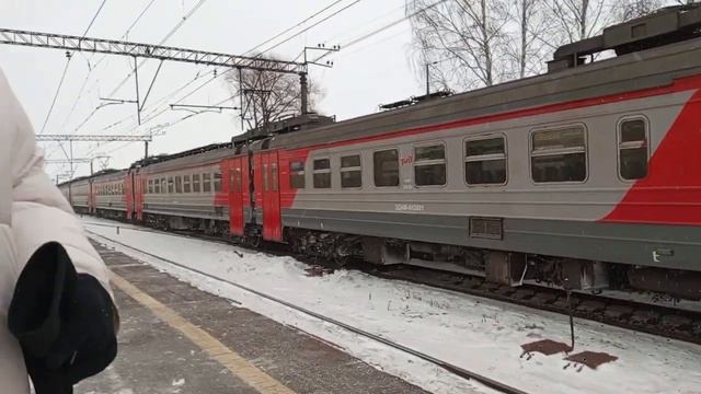 Приветливый😁! ЭД4М 0438 "Байкал" едет на СПБ . Ж/д станция "Татьянино" смотреть онлайн