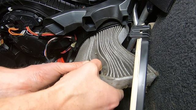 Cabin Air Filter Replacement / Pollen Filter DIY | BMW 1 series F20 смотреть онлайн