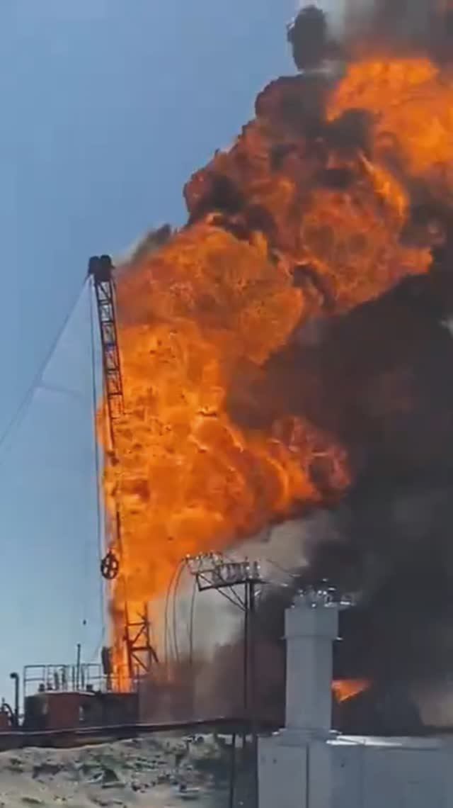 Гигантский пожар🔥 Горит скважина и подъемная (буровая) установка. ГНВП🔥 смотреть онлайн