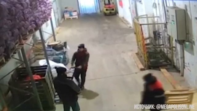 Не стоит хранить мешки с картошкой на такой высоте смотреть онлайн