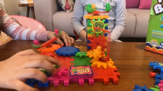 Charlize and Scarlett funny bricks game смотреть онлайн