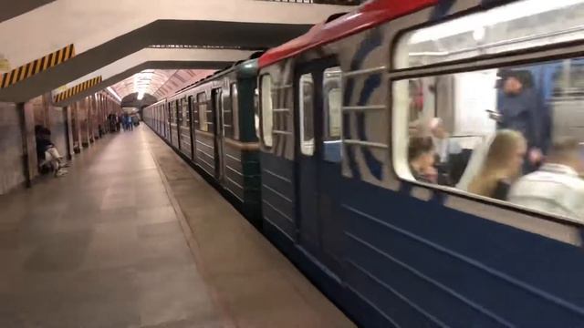 81-717/714.5М, 81-717/714.5М Перекраска Московский транспорт и 81-714.5 На станции Белорусская смотреть онлайн