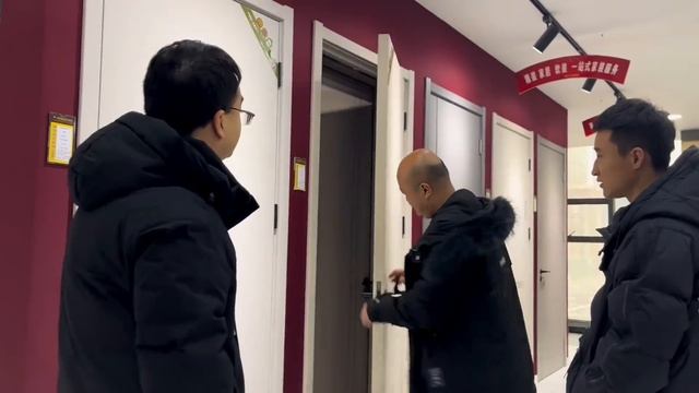 中老夫妻结婚四年买的新房成功签约装修公司，好期待装好的样子 смотреть онлайн