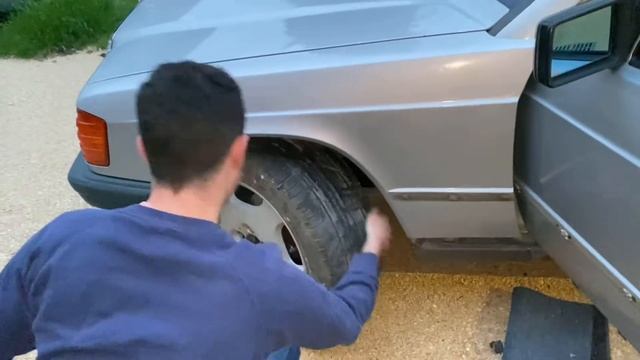 ON CHANGE LES ROUES DE LA 190 (IL PETE UN CÂBLE) смотреть онлайн