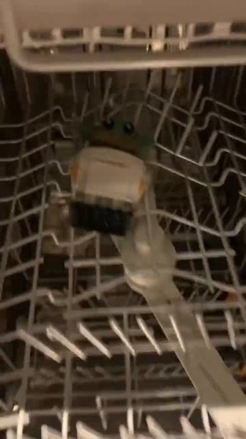 Lego Baby Yoda is in the Dishwasher #babyyoda #shorts #lego #grogu #dishwasher #starwars смотреть онлайн