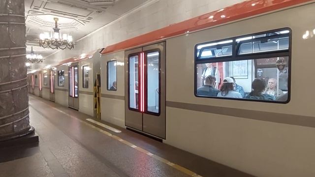 "Впервые на канале!!!" Метропоезд 81-725.1 "Балтиец" (МВМ) отправляется со станции Автово смотреть онлайн