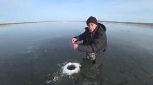 Рыбалка по первому льду на окуня.