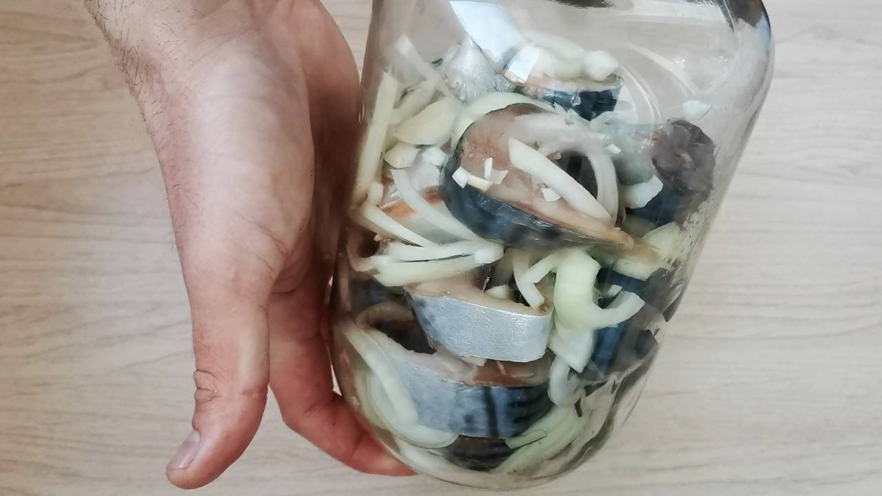 Малосольная СКУМБРИЯ в банке! Секрет в маринаде. Простой и очень вкусный рецепт посола скумбрии. смотреть онлайн
