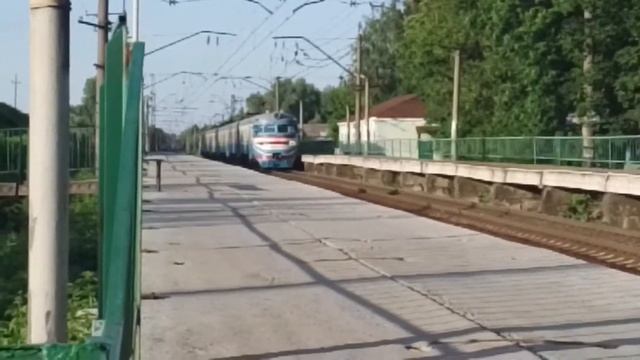 электричка Эр-2 537,и пассажирский поезд с электровозом ЧС 2-848.на переезде Комаровка. смотреть онлайн