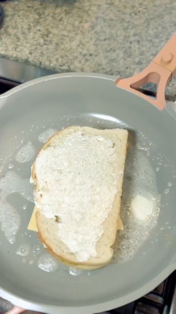 Easy and Delicious: Pesto Grilled Cheese 😍🧀🍞 #shorts #pesto #grilledcheese смотреть онлайн