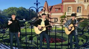 Три красавицы небес шли по улицам Мадрида . Дворовая песня