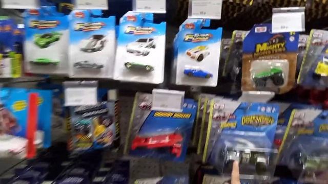 в магазине игрушек покупаем kutch Wheels и машинки. смотреть онлайн