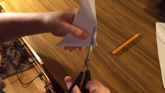 Как вырезать снежинку. Снежинка из бумаги на Новый год. смотреть онлайн