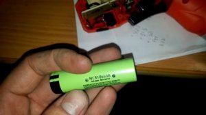 Замена элемента питания в электрической отвертке.