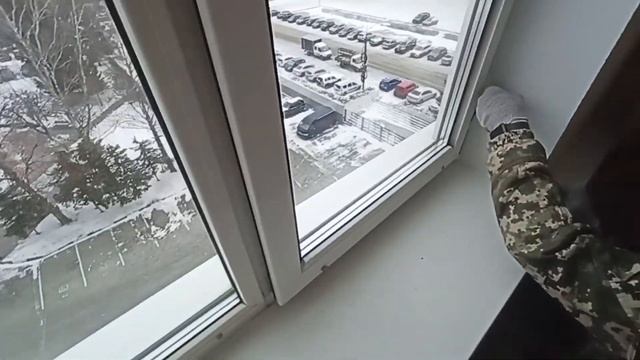 Продолжение... Нижняя петля Roto чуть не отвалилась, Siegenia криво собрана, а roto наоборот ОК смотреть онлайн