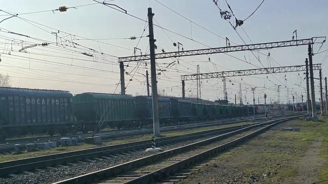 Электровоз 3ЭС5К-841,с грузовым составом, медленно заходит на станцию Апатиты!!! смотреть онлайн