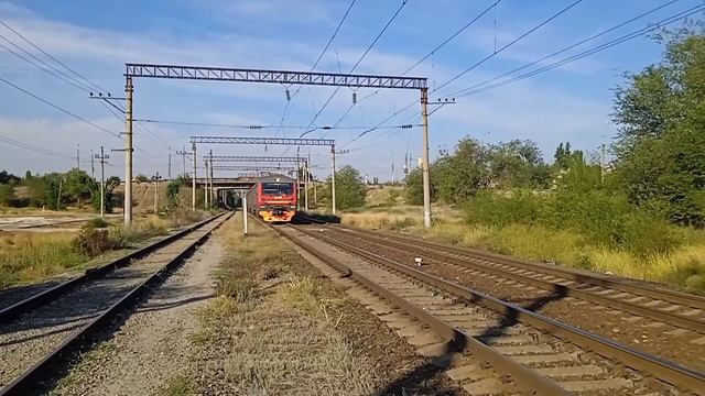 ЭД9Э-0049 Тракторная-Южная прибывает на станцию Заканальная смотреть онлайн