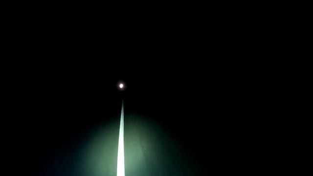 Ночь. Неосвещенное шоссе. Встречные машины. Фара работает в режиме 400 люмен. смотреть онлайн