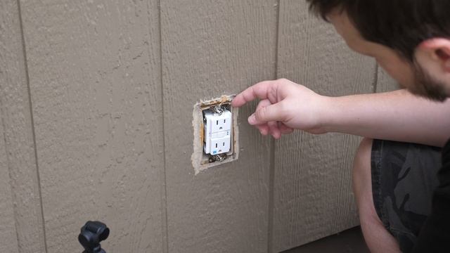 Weatherproof Outdoor Outlet Covers - Don't Use the Wrong Type! смотреть онлайн