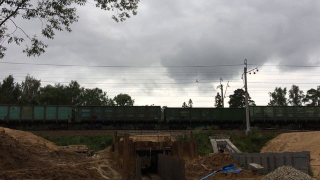 Электровоз ВЛ10у-590 с грузовым поездом! смотреть онлайн