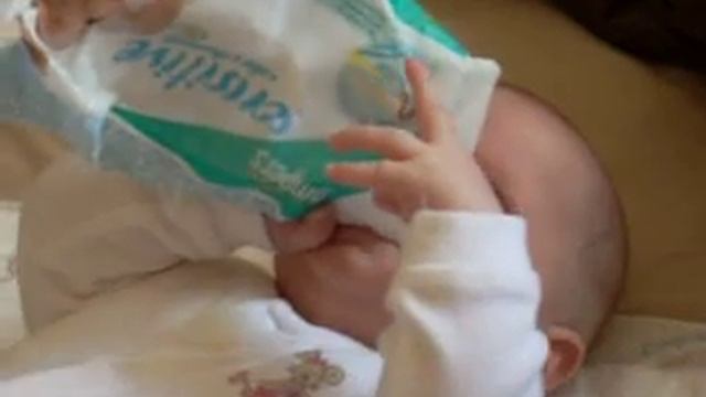 Gabika es a Pampers baby wipe.MOV смотреть онлайн