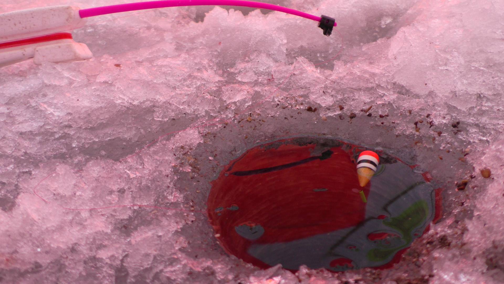 Только опустил поплавок и он сразу же всплыл. Зимняя рыбалка смотреть онлайн