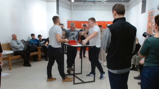 Чемпионат ТРК МАЯК по армрестлингу смотреть онлайн