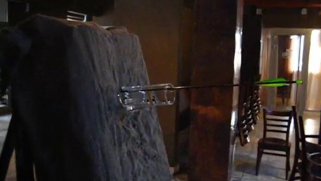 Пивная кружка, дно 3 см. Так же как и тарелка, в дребезги