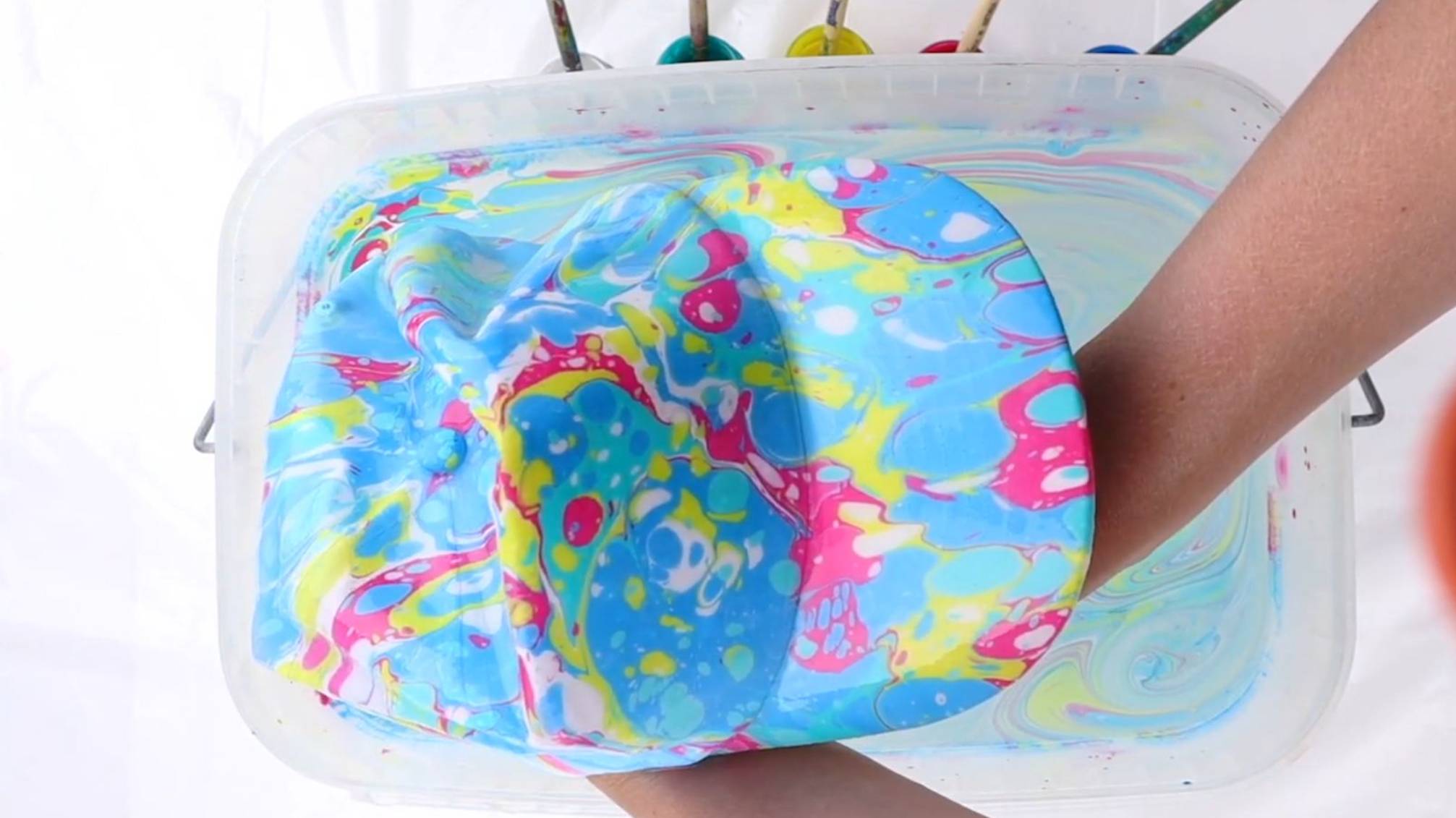 Окрашивание кепки в технике эбру. смотреть онлайн