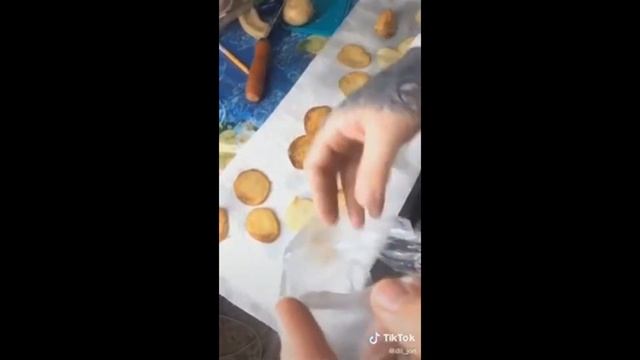 Проверка Самых ТУПЫХ лайфхаков (лапша шарик чипсы) смотреть онлайн