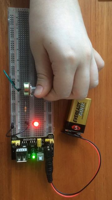 Circuito com led, resistor 330 e potenciometro смотреть онлайн