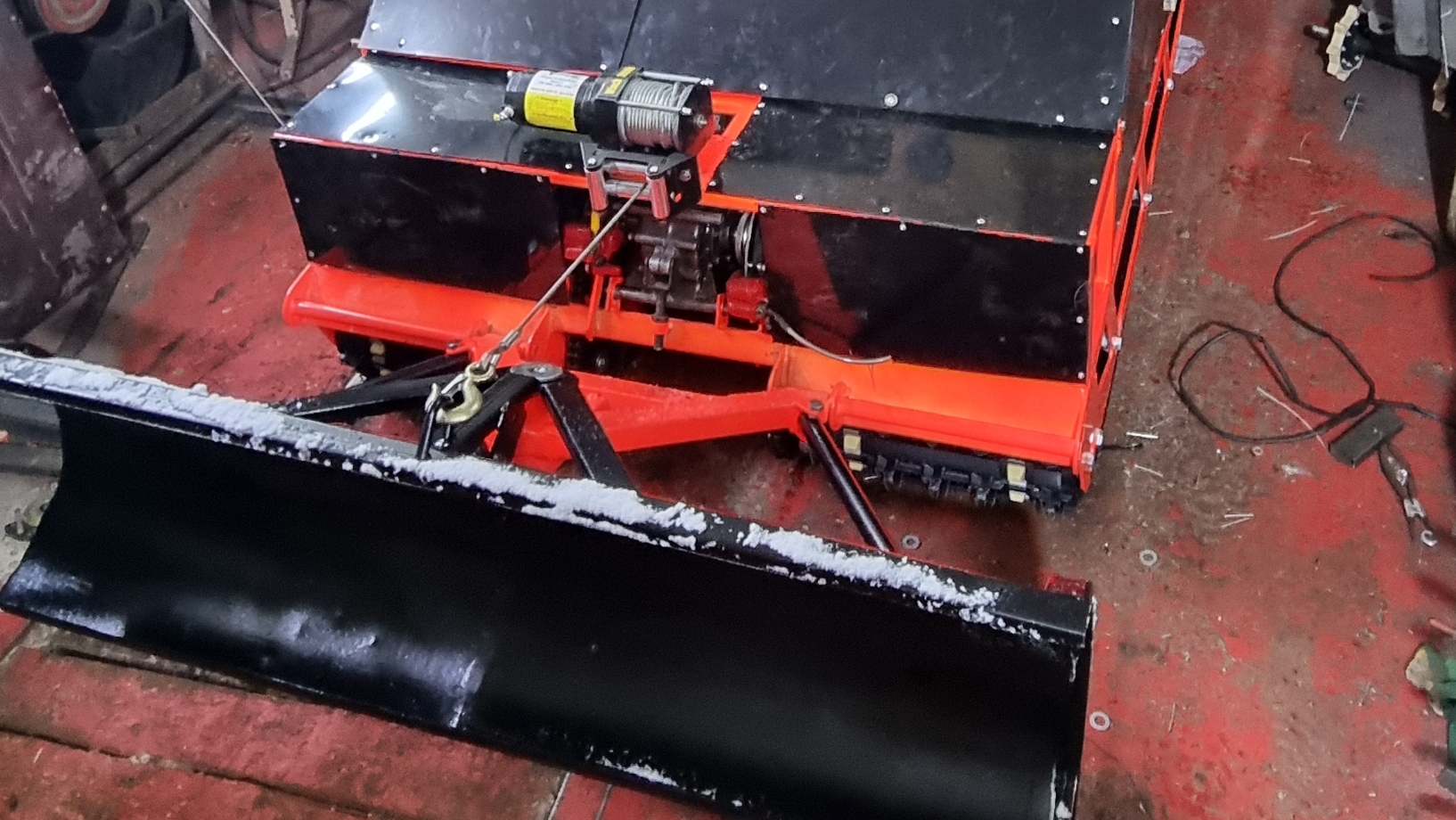 Самодельный гусеничный снегоуборщик,что за зверь!!! смотреть онлайн