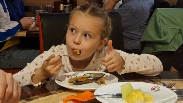 Влог: пару дней с нами🤗 Идём в ресторан🍱 Мой ДР🎉 Запускаем самолёт🛫 наши будни🏡 смотреть онлайн