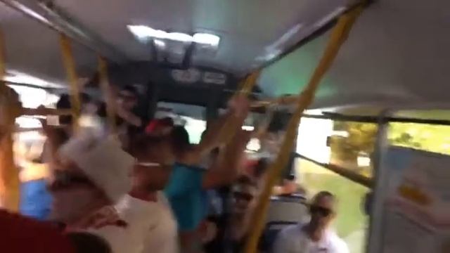 ЧМ 2018 по футболу: автобус с болельщиками матча Колумбия - Польша смотреть онлайн
