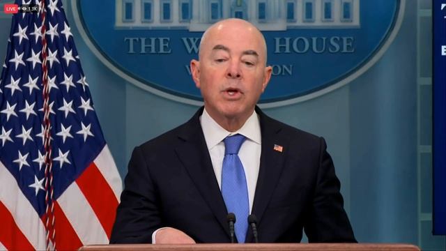 Mayorkas cuts off reporter April Ryan's false claim that Border Patrol whipped migrants White House смотреть онлайн