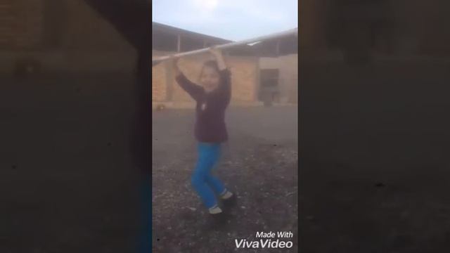 Прикол! Танец с метлой!!!! Ясмин танцует!!! смотреть онлайн