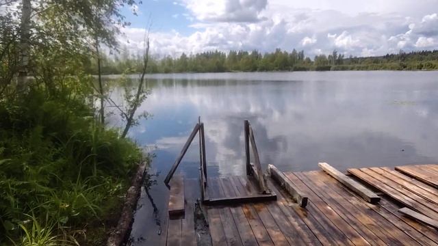 Бездонное озеро. Солнечногорск. Искупалась в озере. Бультыхаю ногами в воде. смотреть онлайн