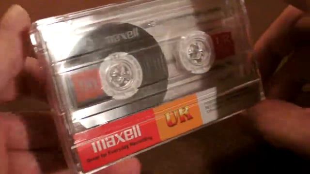 Unwrapping a Maxell UR90 audio cassette смотреть онлайн