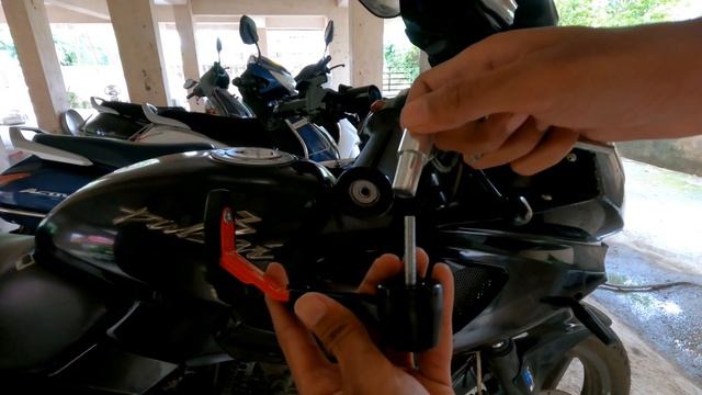 Lever Protector/Guard On My Pulsar 220f | Best Modification Under Rs500 😍| Universal Lever Protecto смотреть онлайн